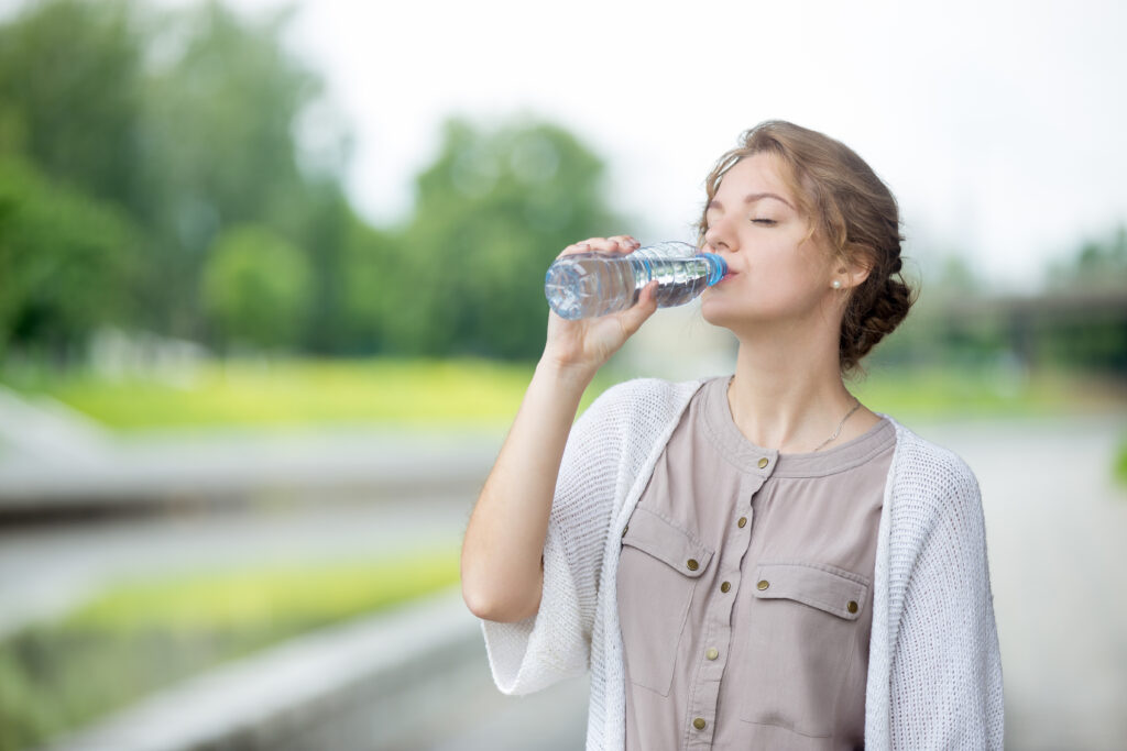 نوشیدن آب یک راهکار بسیار عالی برای پیشگیری از گرمازدگی